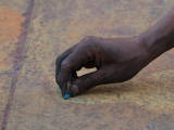 En hånd som maler på gaten - Opphav: Fotografi (NoName_13) - pixabay.com (Content License)