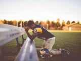 En menneske som kneler i bønn til Gud - Opphav: Fotografi (Ben White) - unsplash.com